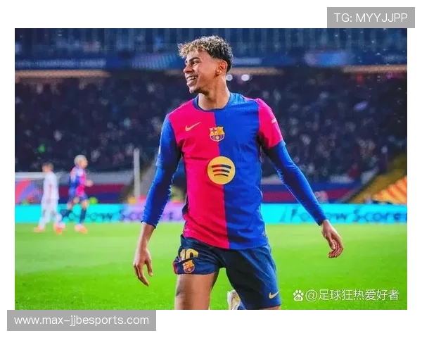 足球场上散步的球星高清图片展现悠闲时刻与足球魅力