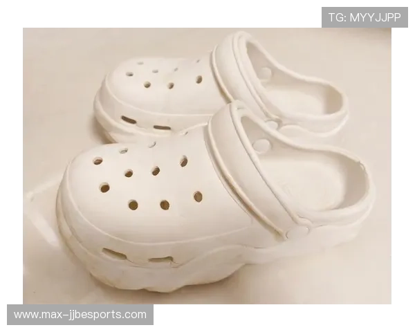 足球球星拖鞋成为时尚新宠 谁是这款独特鞋履的代言人 足球球星拖鞋成为时尚新宠 谁是这款独特鞋履的代言人