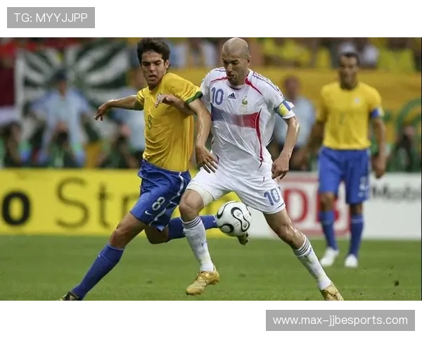 足球球星集训揭幕 备战新赛季展现巅峰状态与无限潜力